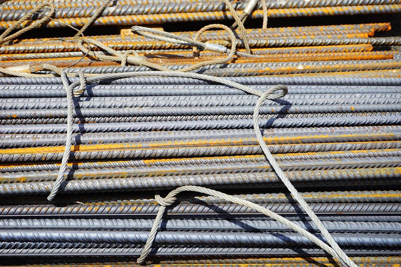 Bundles of ribbed steel reinforcing bars for concrete construction